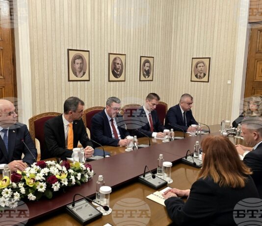 АПС се опитва да убеди Йотова, че бившият шеф на ПГ на ПП Андрей Гюров е отдалеченият кандидат за премиер