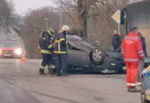 Лек автомобил се обърна по таван в Русе след удар в дърво