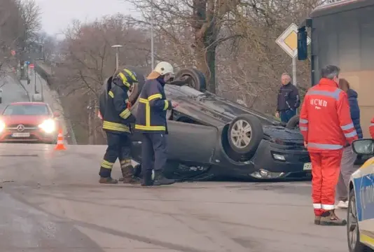 Лек автомобил се обърна по таван в Русе след удар в дърво