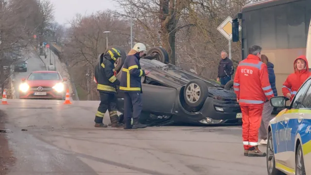 Лек автомобил се обърна по таван след катастрофа станала тази