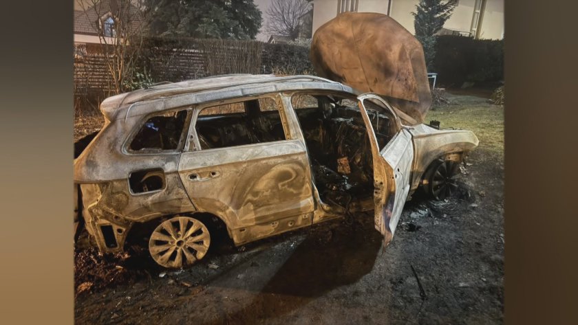 Автомобилът и входната врата на дома на кмета на Бистрица