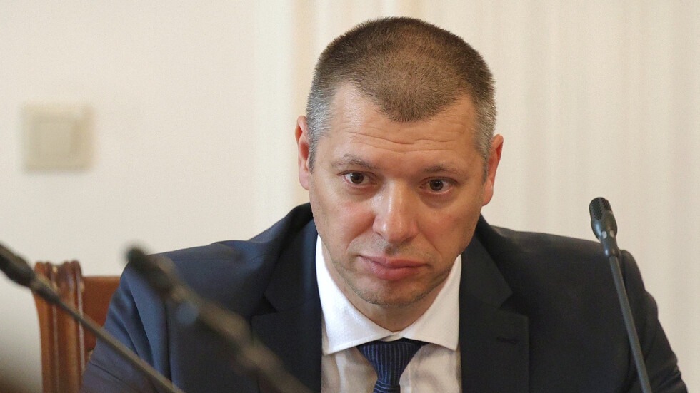 След дебат продължил близо час депутатите приеха оставката на председателя