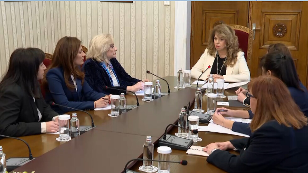 Втори ден президентът Илияна Йотова продължава консултациите за избора на