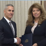 Йотова връчи мандата за съставяне на служебен кабинет на Гюров