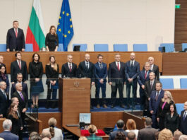 Прекрасно е да те управляват психари, когато до теб върлува война