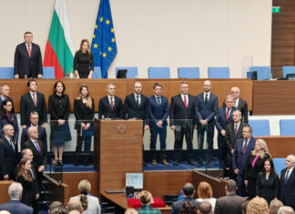 Прекрасно е да те управляват психари, когато до теб върлува война