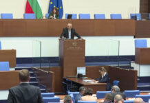 Министърът Дечев изуми публиката – привикал полицая в ресторанта, за да му преразкаже изнесеното на брифингите за „Петрохан“