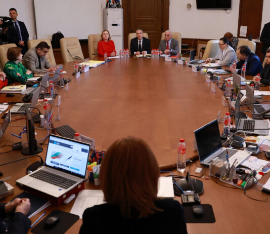 Гюров се отметна за параваните за гласуване, прехвърли топката на общините