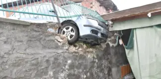 Паркиран автомобил потегли, прекоси булевард и се заби в ограда на къща в Хасково