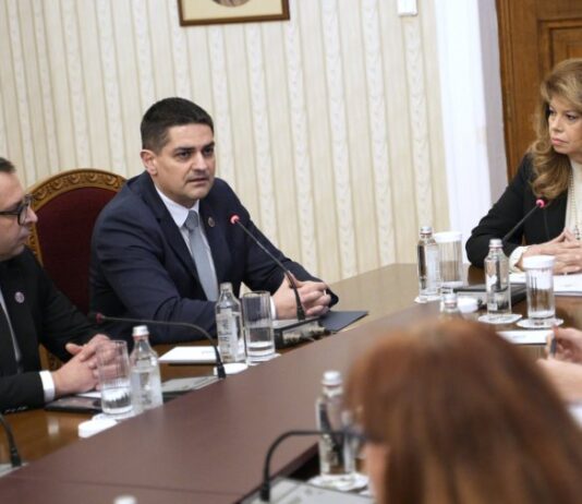 Радостин Василев попари Йотова: Трябваше да подадете оставка заедно с Румен Радев