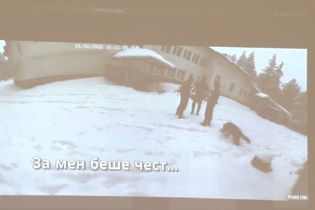 Група от 10–12 мъже придвижващи се с АТВ та е