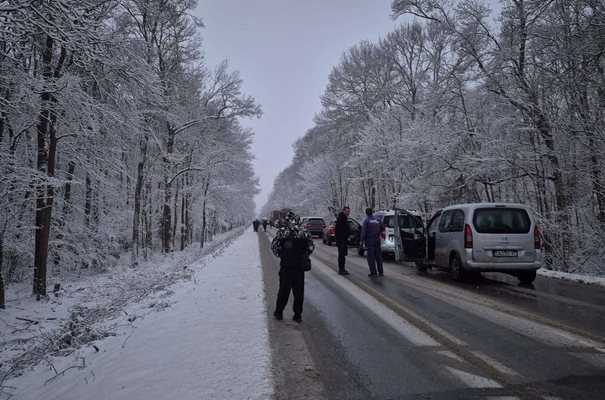 Двама души са загинали при сблъсък между микробус и лек