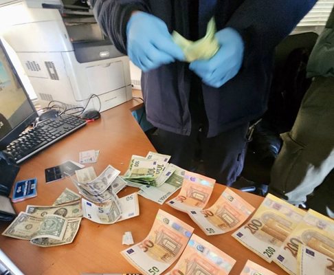 Фалшиви евро банкноти с високо качество са открити у водач