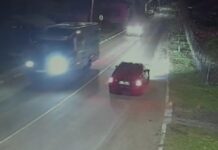 Ето кемпера, в който намериха смъртта си трима души, полицията го изтегли на служебен паркинг