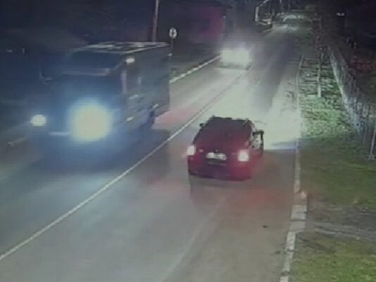 Ето кемпера, в който намериха смъртта си трима души, полицията го изтегли на служебен паркинг