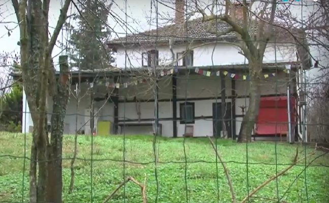 Полиция претърсва къщата на Калушев в царевското село Българи където