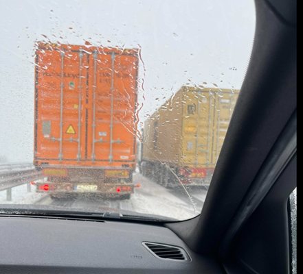 Поради силни снегонавявания и намалена видимост е временно ограничено движението