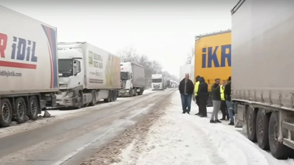 От неделя сняг вали в цялата страна Над 1200 снегорина