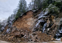 Свлачище затвори пътя Смолян – Баните