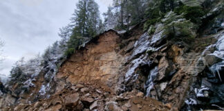 Свлачище затвори пътя Смолян – Баните