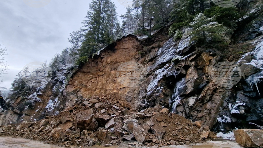 Заради активирало се свлачище е затворен пътят от Смолян към