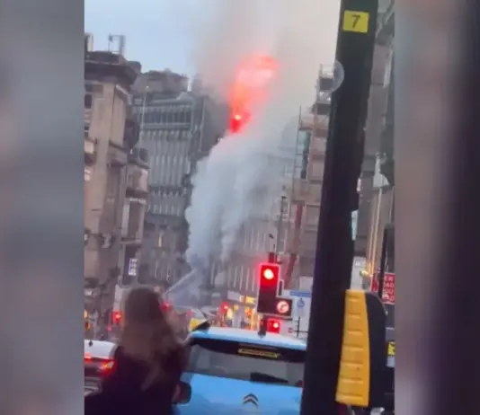 Пожар срути сграда до централната жп гара в Глазгоу, десетки влакове са отменени