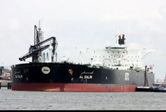 Два танкера се запалиха в Персийския залив след удари от снаряди