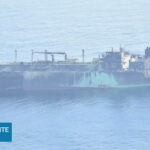 Изоставен руски танкер с втечнен газ се носи неуправляемо край италиански остров