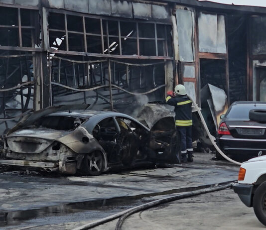 Голям пожар в Хасково – огънят изпепели 50 коли в автоморга