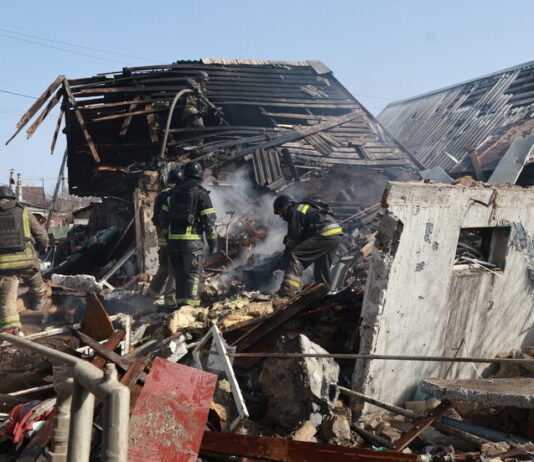 Най-малко петима души загинаха при руски удари в Украйна