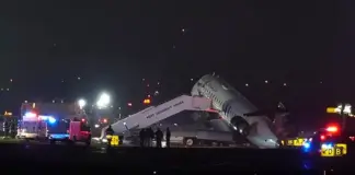 Самолет се сблъска с пожарна на летище „Ла Гуардия“ в Ню Йорк