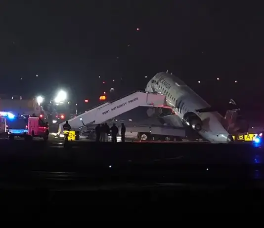 Самолет се сблъска с пожарна на летище „Ла Гуардия“ в Ню Йорк