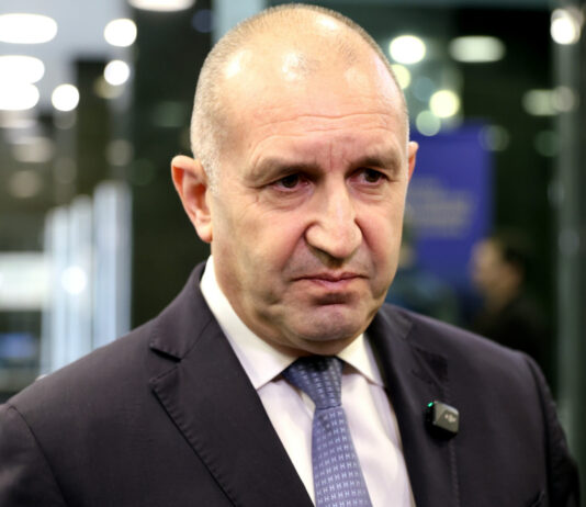 Радев ще бъде кандидат-депутат. Призова служебното правителство „да си извади главата от пясъка“