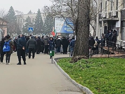 Във Видин недоволни от високите сметки за ток опитаха да превземат сградата на енергото