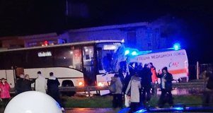 Сблъсък между автобус и линейка взе жертва