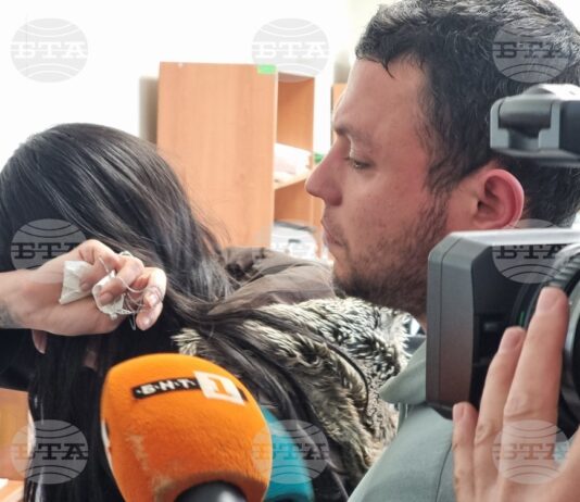 Освободиха без обвинения родителите на детето, провиснало от 8-ия етаж в Ямбол