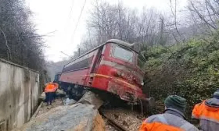 Възстановено е движението в жп участъка Царева ливада – Трявна