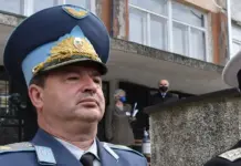 Генерал, шеф на ВВВУ в Долна Митрополия, агитира за Румен Радев