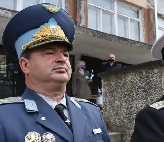 Генерал, шеф на ВВВУ в Долна Митрополия, агитира за Румен Радев