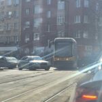 Парче от трамвайна релса проби движеща се кола на „Петте кьошета“ в София