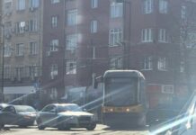 Парче от трамвайна релса проби движеща се кола на „Петте кьошета“ в София