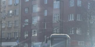 Парче от трамвайна релса проби движеща се кола на „Петте кьошета“ в София