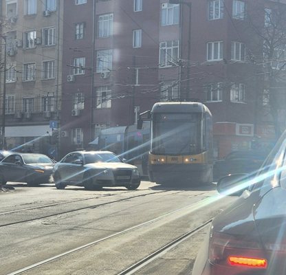 Парче от трамвайна релса проби движеща се кола на „Петте кьошета“ в София