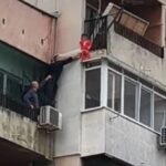 Полицаи спасиха малко дете, висящо на тераса на осмия етаж в Ямбол