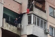 Полицаи спасиха малко дете, висящо на тераса на осмия етаж в Ямбол