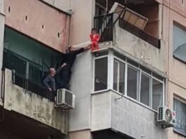 Децата, оставени без надзор, са изведени от семейството, след като едното увисна от тераса