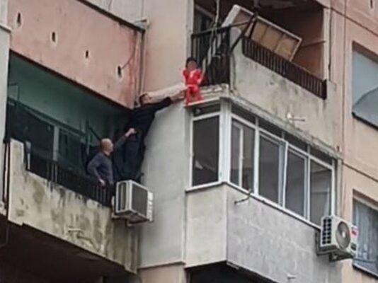 Полицаи спасиха малко дете, висящо на тераса на осмия етаж в Ямбол