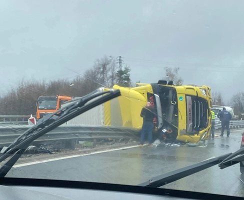Камион се обърна на магистрала „Хемус“