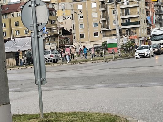 Автомобил е катастрофирал при столичната метростанция Бели Дунав“. Шофьорът –