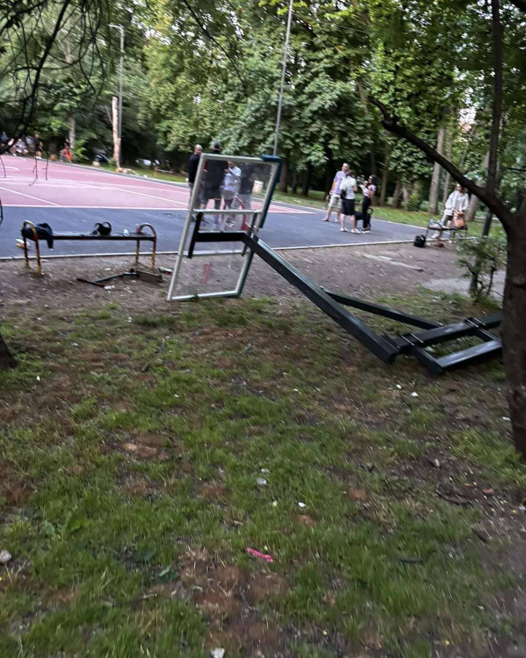 Метален баскетболен кош е паднал по време на игра на